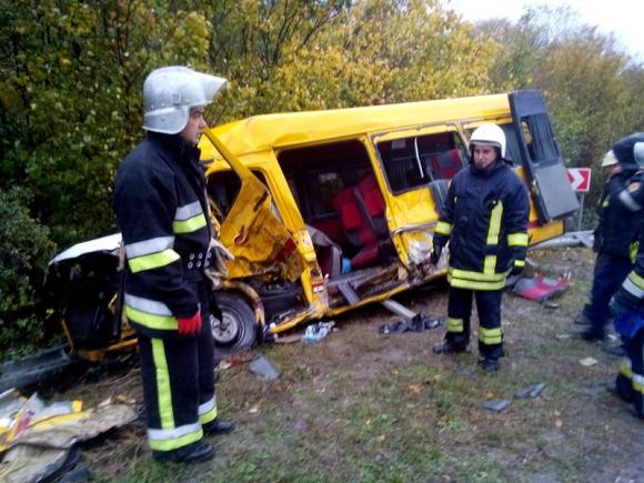 На «тещиному язику» під Кам’янцем "Спринтер" зіткнувся з вантажівкою. Загинуло четверо людей на сайті vsim.ua На «тещиному язику» під Кам’янцем "Спринтер" зіткнувся з вантажівкою. Загинуло четверо людей, фото №1 на сайті vsim.ua