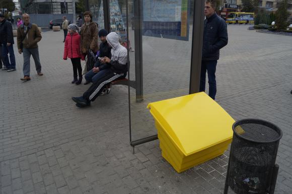 На вінницьких зупинках з’явились жовті «сільнички».  Місту це обійшлось у 220 тисяч гривень, фото №1 на сайті 20minut.ua