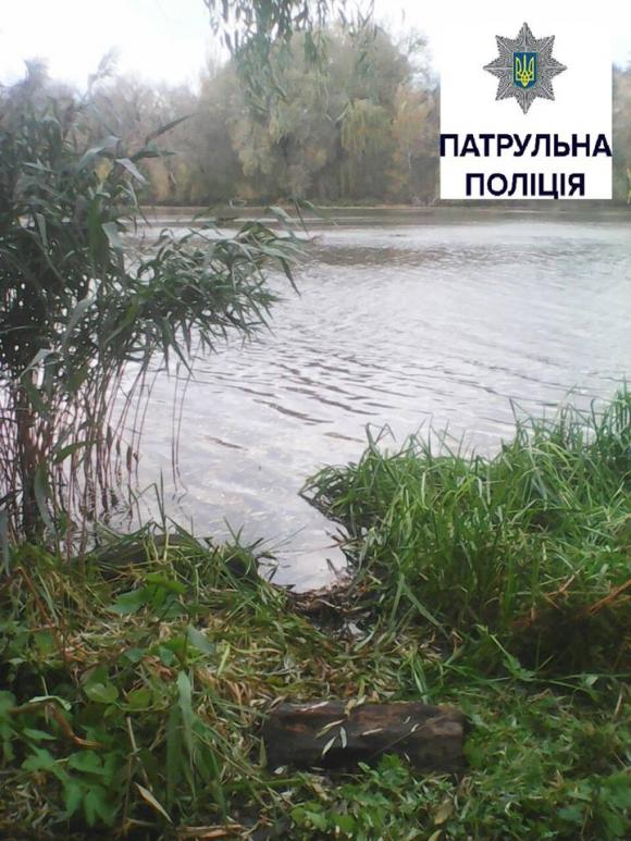 На Зарічній коп роздягнувся та стрибнув в Буг, щоб врятувати самогубцю (ФОТО), фото №1 на сайті 20minut.ua