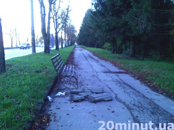 "Нема культури і не треба" - тернополяни понищили смітники на сайті 20minut.ua "Нема культури і не треба" - тернополяни понищили смітники, фото №1 на сайті 20minut.ua