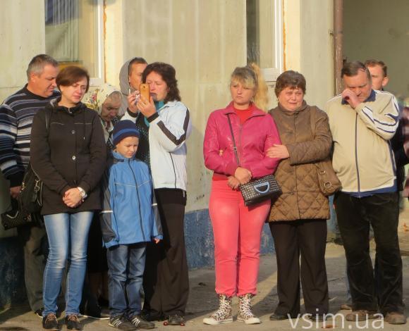 Під сльози батьків у Хмельницькому проводжали до армії десять призовників, фото №2 на сайті vsim.ua