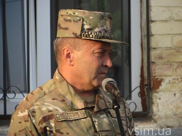 Під сльози батьків у Хмельницькому проводжали до армії десять призовників, фото №3 на сайті vsim.ua