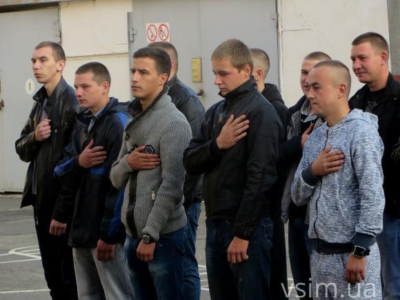 Під сльози батьків у Хмельницькому проводжали до армії десять призовників, фото №4 на сайті vsim.ua
