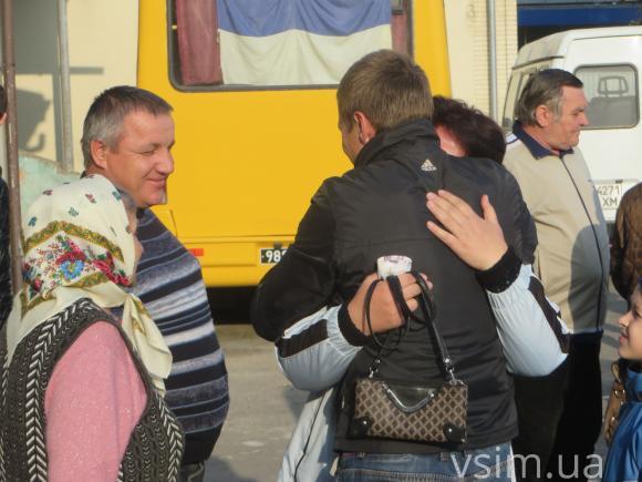 Під сльози батьків у Хмельницькому проводжали до армії десять призовників, фото №6 на сайті vsim.ua