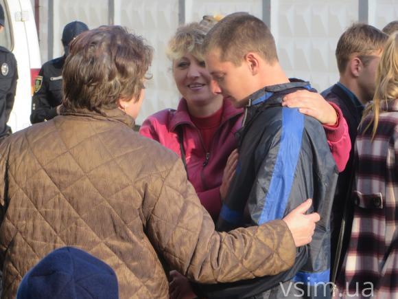 Під сльози батьків у Хмельницькому проводжали до армії десять призовників, фото №7 на сайті vsim.ua