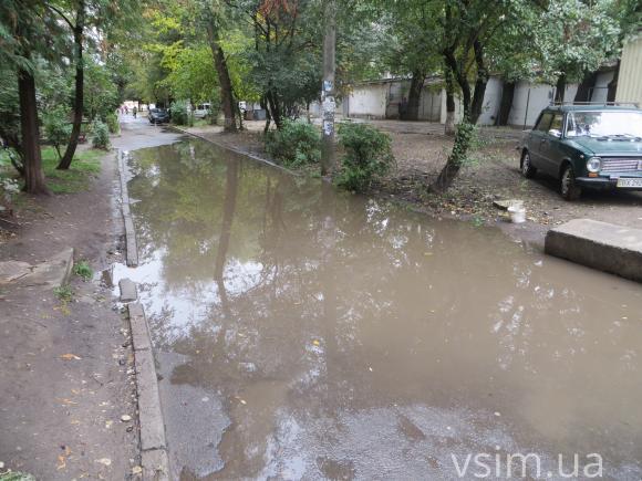 Після дощу вода у дворах Хмельницького стоїть кілька днів, фото №1 на сайті vsim.ua