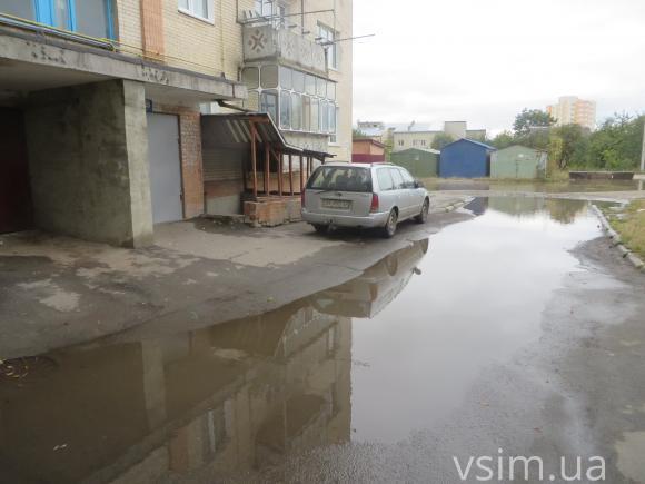 Після дощу вода у дворах Хмельницького стоїть кілька днів, фото №2 на сайті vsim.ua