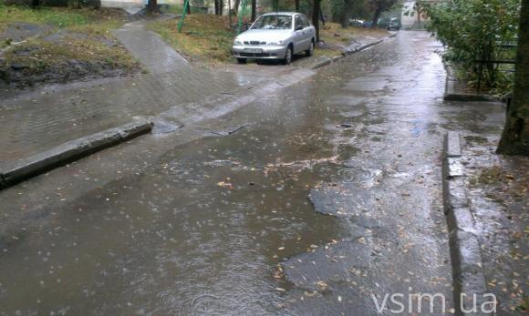 Після дощу вода у дворах Хмельницького стоїть кілька днів, фото №3 на сайті vsim.ua