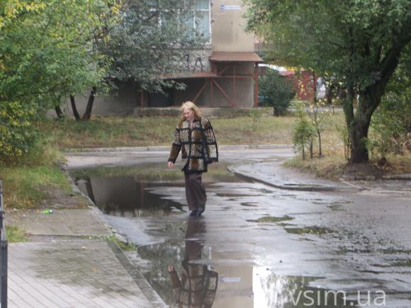 Після дощу вода у дворах Хмельницького стоїть кілька днів, фото №6 на сайті vsim.ua