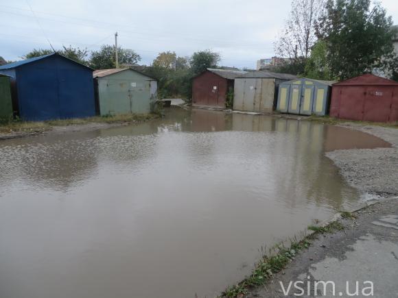 Після дощу вода у дворах Хмельницького стоїть кілька днів, фото №7 на сайті vsim.ua