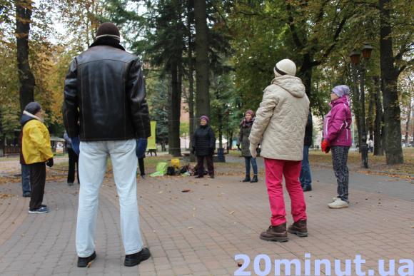 Пока одни искали в центре Винницы связь со Вселенной, другие называли их сектантами, фото №1 на сайті 20minut.ua