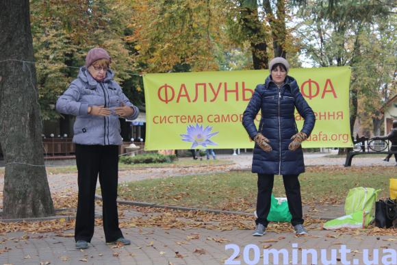 Пока одни искали в центре Винницы связь со Вселенной, другие называли их сектантами, фото №2 на сайті 20minut.ua
