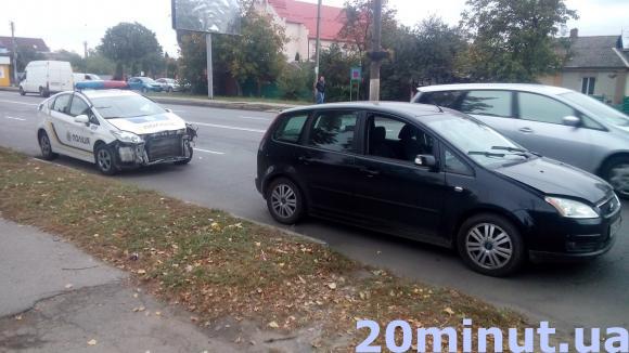 Поліцейські на «Пріусі» гнались за «Жигулями» і врізалися в «Форд», фото №1 на сайті 20minut.ua