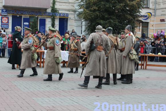Реконструкция боевых действий УНР и белогвардейцев в центре Винницы, фото №2 на сайті 20minut.ua