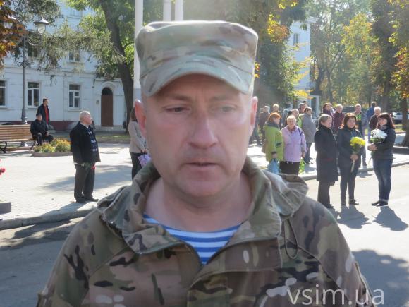 У Хмельницькому зі сльозами та на колінах прощалися з лейтенантом Максимом Яровцем, фото №1 на сайті vsim.ua