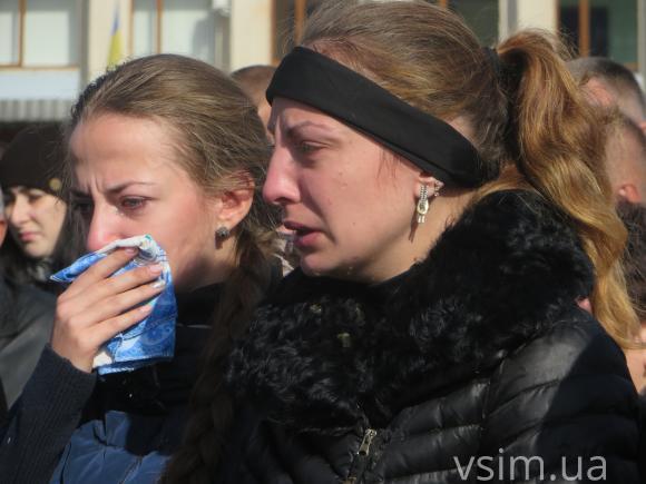 У Хмельницькому зі сльозами та на колінах прощалися з лейтенантом Максимом Яровцем, фото №4 на сайті vsim.ua