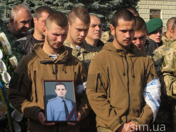 У Хмельницькому зі сльозами та на колінах прощалися з лейтенантом Максимом Яровцем, фото №5 на сайті vsim.ua