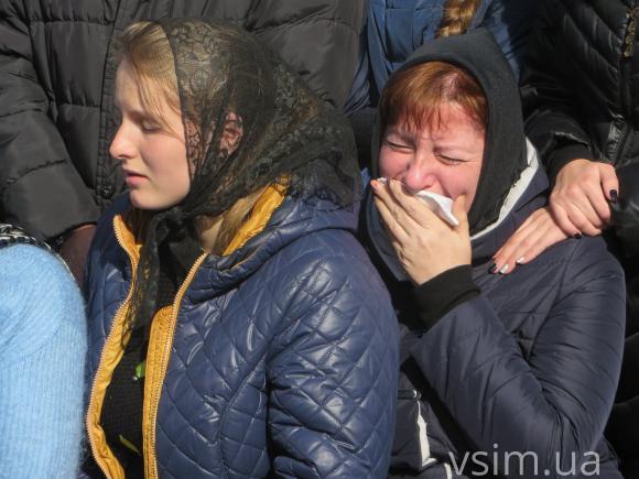 У Хмельницькому зі сльозами та на колінах прощалися з лейтенантом Максимом Яровцем, фото №6 на сайті vsim.ua