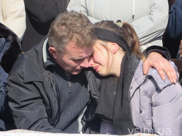 У Хмельницькому зі сльозами та на колінах прощалися з лейтенантом Максимом Яровцем, фото №7 на сайті vsim.ua