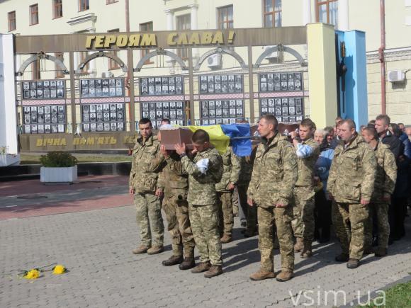 У Хмельницькому зі сльозами та на колінах прощалися з лейтенантом Максимом Яровцем, фото №8 на сайті vsim.ua