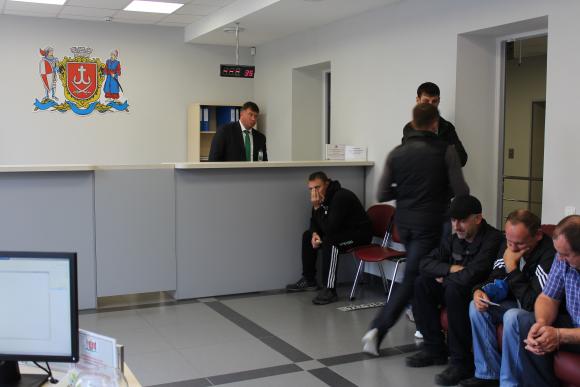 В «Прозорому офісі» отримують посвідчення водія та реєструють свої авто, фото №1 на сайті 20minut.ua