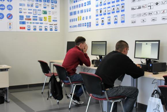 В «Прозорому офісі» отримують посвідчення водія та реєструють свої авто, фото №2 на сайті 20minut.ua