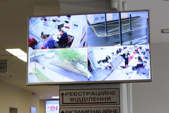 В «Прозорому офісі» отримують посвідчення водія та реєструють свої авто, фото №3 на сайті 20minut.ua