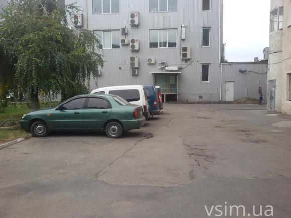Відвідувачі ТРЦ «Квартал» загороджують проїзд до багатоповерхівки, фото №1 на сайті vsim.ua