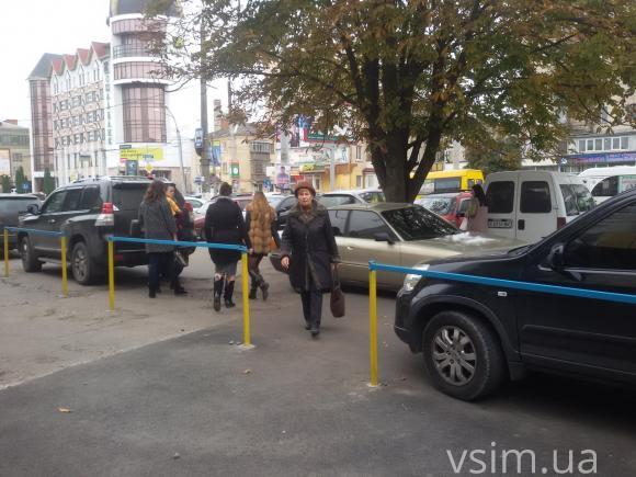 Відвідувачі ТРЦ «Квартал» загороджують проїзд до багатоповерхівки, фото №5 на сайті vsim.ua
