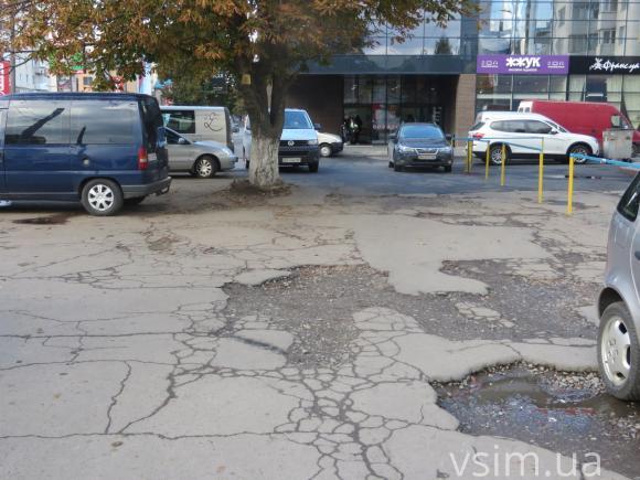 Відвідувачі ТРЦ «Квартал» загороджують проїзд до багатоповерхівки, фото №6 на сайті vsim.ua