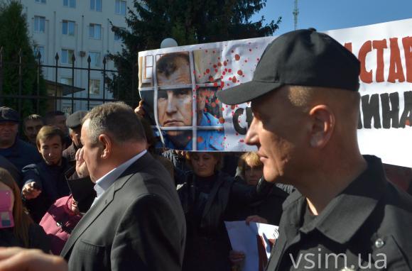 З опудалом і транспарантами: хмельницькі активісти пікетували обласне управління поліції, фото №2 на сайті vsim.ua