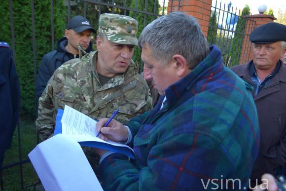З опудалом і транспарантами: хмельницькі активісти пікетували обласне управління поліції, фото №3 на сайті vsim.ua