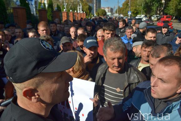 З опудалом і транспарантами: хмельницькі активісти пікетували обласне управління поліції, фото №4 на сайті vsim.ua