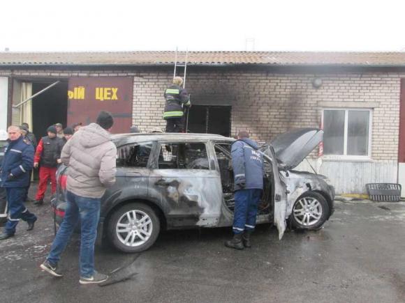 Біля муніципального ринку дві пожежні машини гасили СТО (ВІДЕО та ФОТО), фото №1 на сайті 20minut.ua