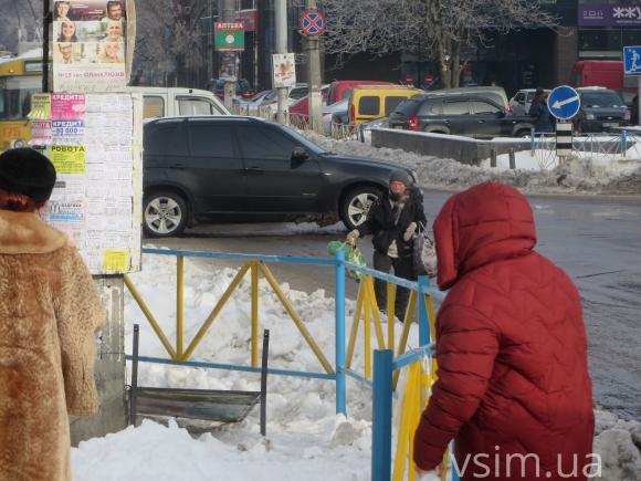 Біля "Ощадбанку" патрульні знов «полювали» на пішоходів. Порушували пенсіонери, фото №2 на сайті vsim.ua