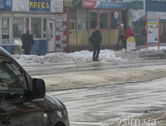Біля "Ощадбанку" патрульні знов «полювали» на пішоходів. Порушували пенсіонери, фото №3 на сайті vsim.ua