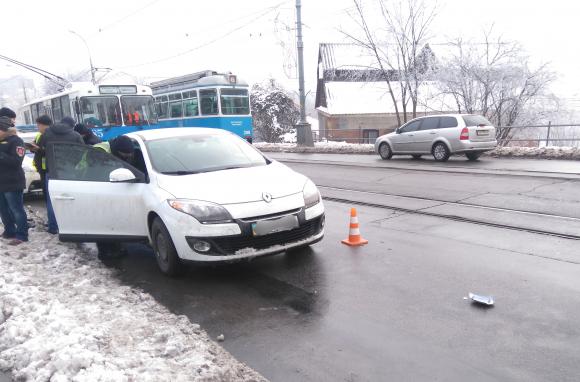 Через аварію біля Центрального мосту трамваї не ходили майже 20 хвилин, фото №1 на сайті 20minut.ua