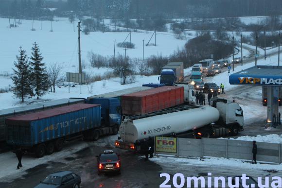 Фури заблокували рух на Підгороднє, фото №1 на сайті 20minut.ua