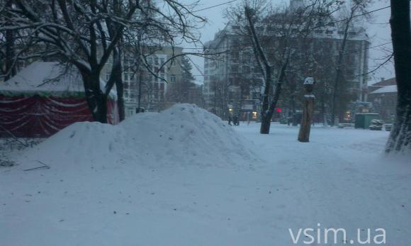 Хмельницький завалило снігом. Що відбувалося в місті і як розчистили дороги (ФОТО), фото №10 на сайті vsim.ua