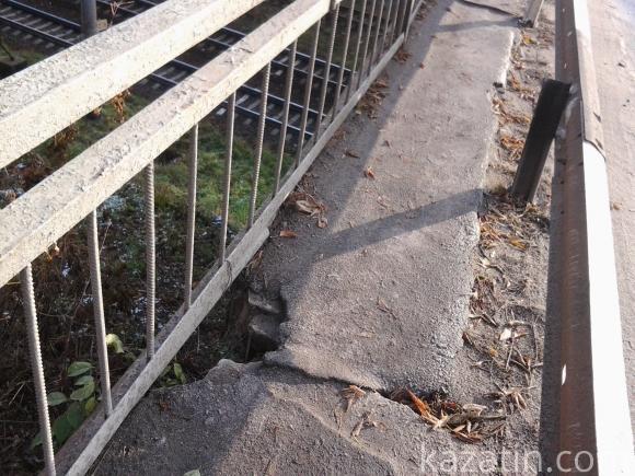 Міст через залізницю на Білоцерківській жде обвалу?, фото №1 на сайті 20minut.ua