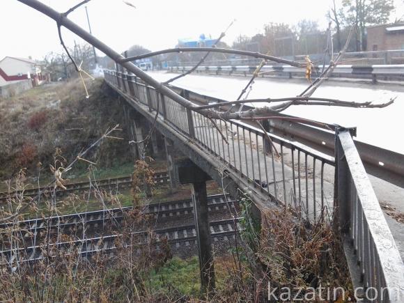 Міст через залізницю на Білоцерківській жде обвалу?, фото №2 на сайті 20minut.ua
