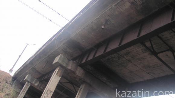 Міст через залізницю на Білоцерківській жде обвалу?, фото №4 на сайті 20minut.ua