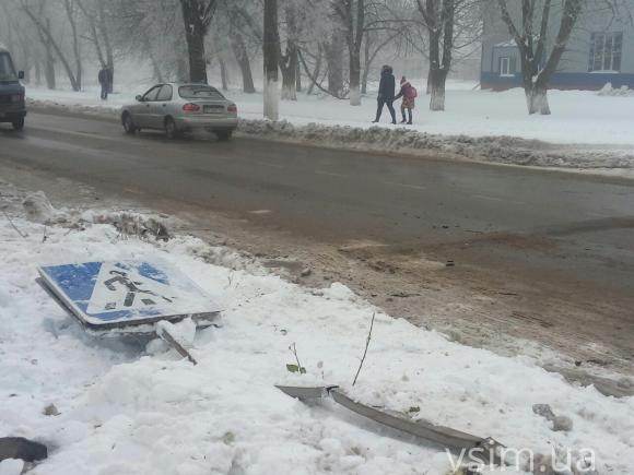 На Чорновола «Lanos» влетів у стовп. Водій втік на сайті vsim.ua На Чорновола «Lanos» влетів у стовп. Водій втік, фото №1 на сайті vsim.ua