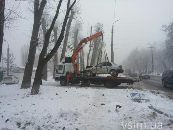 На Чорновола «Lanos» влетів у стовп. Водій втік на сайті vsim.ua На Чорновола «Lanos» влетів у стовп. Водій втік, фото №3 на сайті vsim.ua