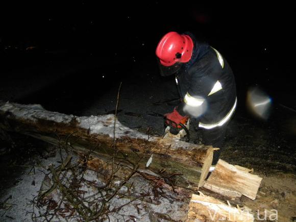 На Хмельниччині через негоду без світла залишилися тисячі людей, фото №1 на сайті vsim.ua