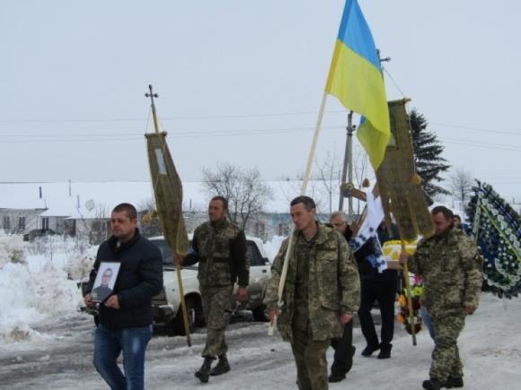 На Хмельниччині провели в останню путь загиблого в АТО Олега Суприкіна, фото №2 на сайті vsim.ua