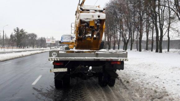 На Київській рисачив п’яний водій на вантажівці «ЗИЛ» з краном (ФОТО), фото №1 на сайті 20minut.ua