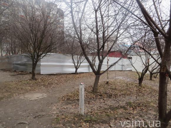 На Панаса Мирного перед вікнами жителів з'явився паркан. Готується будівництво торговельного центру, фото №2 на сайті vsim.ua