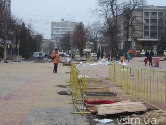На Проскурівській комунальники знову взялись викладати плитку, фото №4 на сайті vsim.ua
