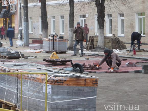 На Проскурівській комунальники знову взялись викладати плитку, фото №5 на сайті vsim.ua